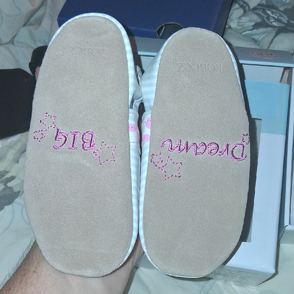 Robeez Soft Soles with Pink and White Giraffe Design - Picture 3 of 4